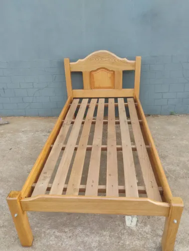 Cama de madeira