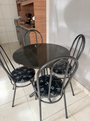 Mesa de mármore 4 cadeiras