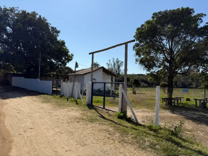 sítio/haras, estrutura pra criação de cavalos, possui curral com baias, casa, piquetes, et