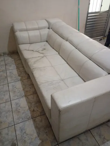 Sofá retrátil de couro sintético branco. 3 e 2 lugares 