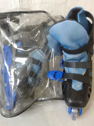 Patins infantil modelo inline (rodinhas em linha) na cor azul e preto