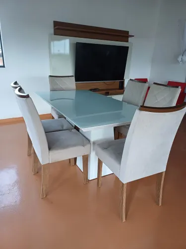 Mesa de Jantar com Tampo Branco e 6 Cadeiras Estofadas - Base Moderna