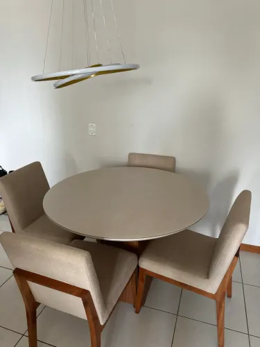 Mesa redonda, acompanha 4 cadeira! Lustre de brinde! 