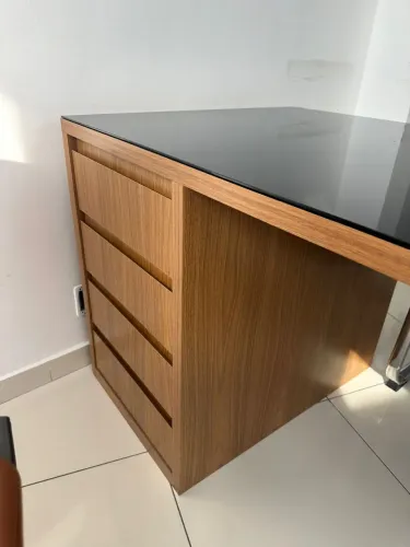 Mesa presidente em madeira com gavetas