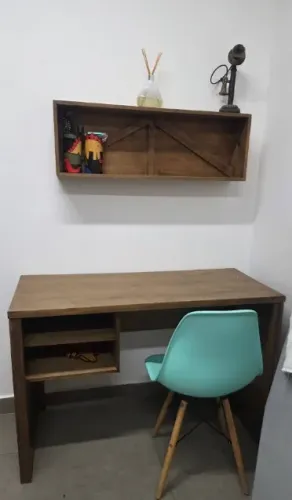 Mesa + Prateleira de parede - Cadeira de brinde