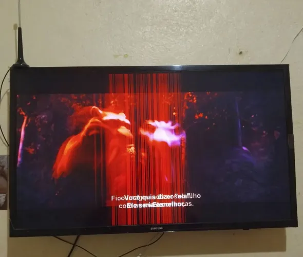 Vendo TV de 32 polegadas smart com defeito como mostra na foto funcionando