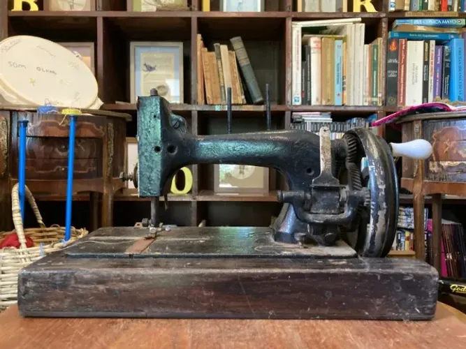 Antiga Máquina de costura à manivela