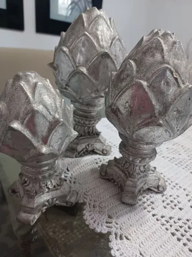 Três pinhas decorativa