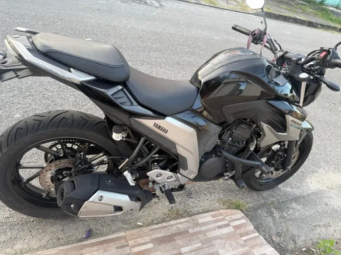 Vendo moto Fazer 250