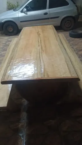 Mesa rústica na sucupira. Amarela