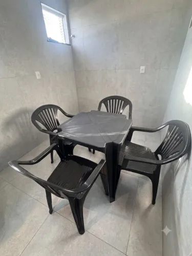 Mesa com 04 cadeiras