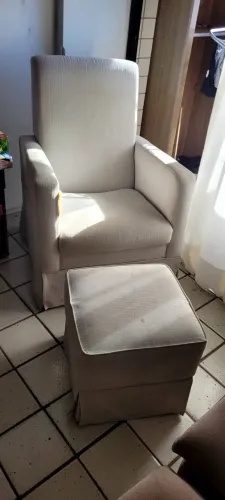 Poltrona de balanço com puff para os pés
