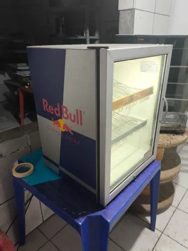 Mini geladeira red bull