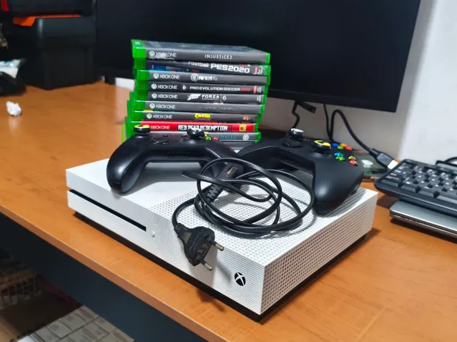 XBOX ONE S 1TB COM JOGOS