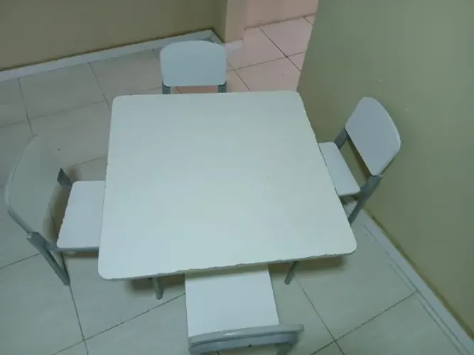 Mesa infantil com 4 cadeiras