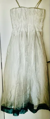 Vestido branco com barrado verde