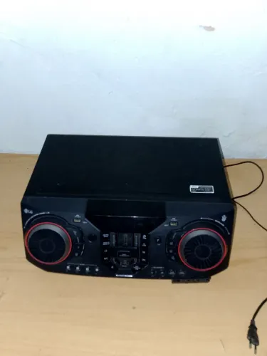 Unidade central do aparelho, som LG XBOOM com único defeito, na saída de som?