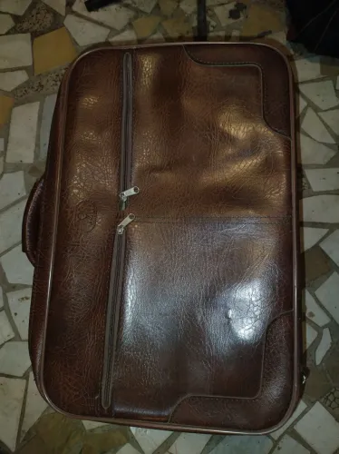 Mala média de couro para viagem