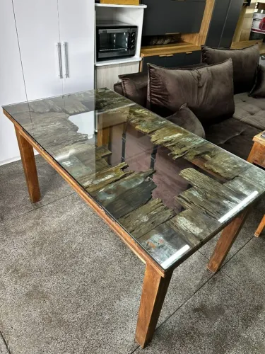 Mesa de madeira de demolição com vidro sobreposto