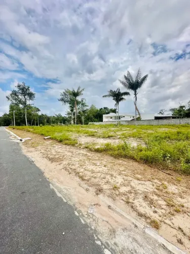 Lote no Condomínio Praia dos Passarinhos de 800 m², plano e pronto para construir no Pont
