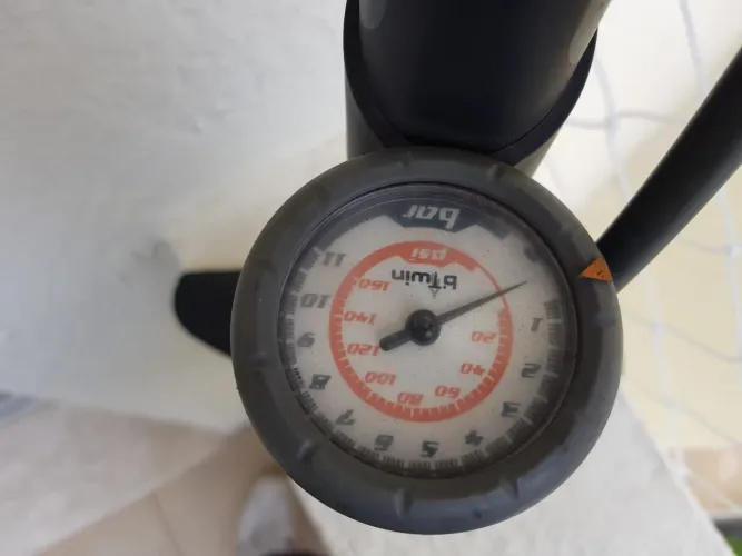 Bomba de encher pneu