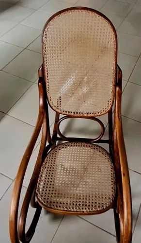 Vendo cadeira de balanço madeira estilo Thonet assento e encosto de palhinha