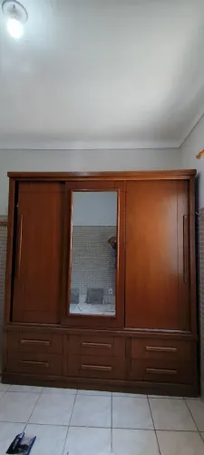 Vendo guarda roupa de 3 portas todo em madeira pura valor 1300