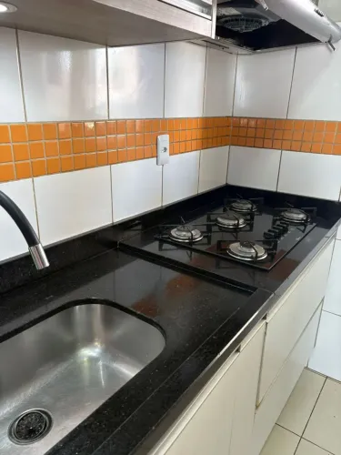 Bancada de granito preto São Gabriel medindo 2,35. Com pia e abertura Cooktop 5 bocas.