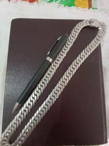 CORRENTE MASCULINO DE PRATA BATIDA.