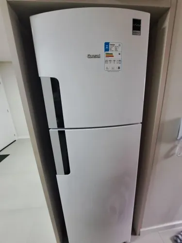 Vendo geladeira semi nova pouco uso inverter 220 V - 2300 reais