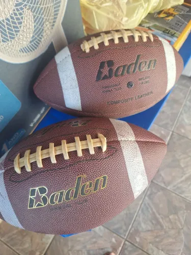 Duas bolas de futebol americano Baden
