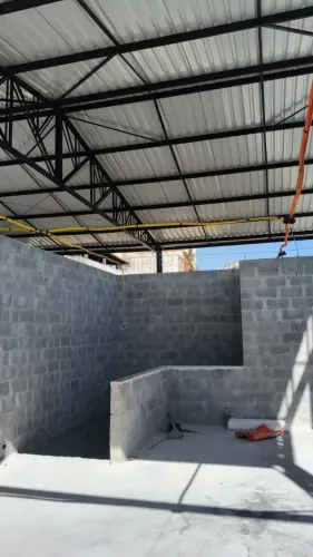 GALPÃO INDUSTRIAL/COMERCIAL 1.000 m² | VÃO LIVRE | PÉ-DIREITO DE 8 METROS | DOCA