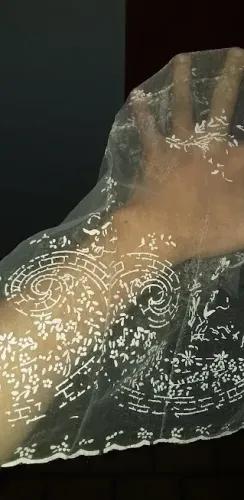 antigo lenço em seda transparente com design em alto relevo