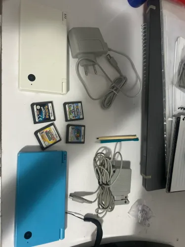 2 Nintendo DSI 