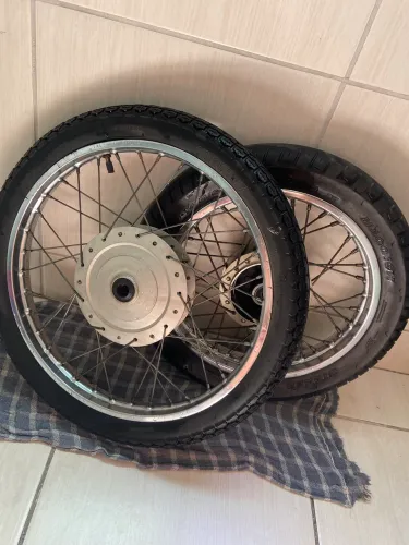Par de rodas Biz 110 freio a lona, com pneus.