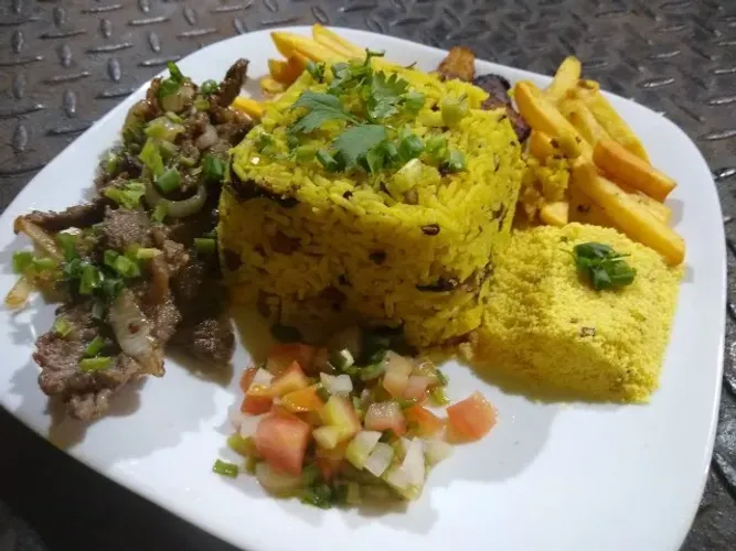 COZINHEIRA: PEIXES FRITO COZIDO + ACOMPNHAMENTOS; CALDOS