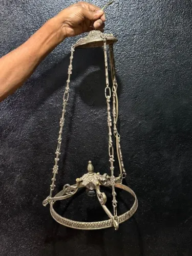 Lustre de metal antigo