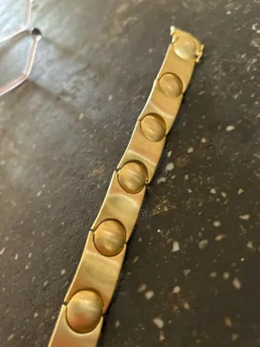 Pulseira dourada de moeda antiga
