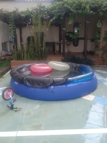 Vendo piscina de lona 5 mil litros grande novinha a companhia capa e forro de chão . ZAP..
