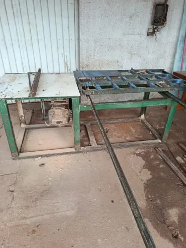 Esquadrejadeira com motor 3cv trifasico Weg, com carrinho e mesa fixa