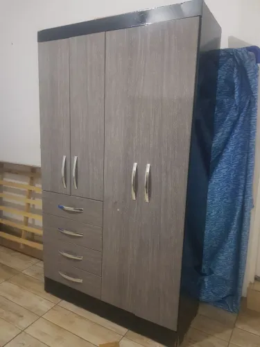 Guarda roupas infantil bom estado, com detalhes na base