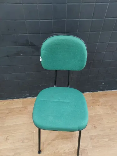 Cadeira estofada /excelente estado boa pra escritório sala de espera ou consutorio medico.