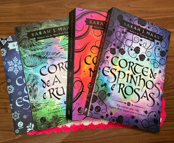 Colecão Livros Acotar capa antiga- Livros Usado Corte de espinho e rosas saga