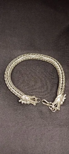 Pulseira de prata e óculos dragão