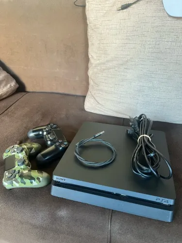 Ps4 slim 500GB + Um cartão de memória 1 TB
