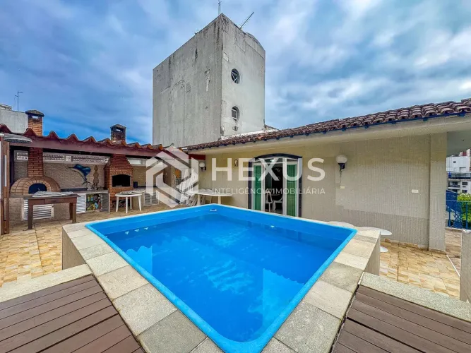 Cobertura reformada com varanda e piscina no Jardim Astúrias, Guarujá