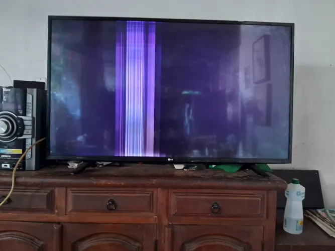 TV LG. Com defeito medida 110x65 cm. Bairro gloria