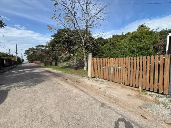 Terreno de 454 m² a 100 metros do mar por R$ 960.000 - Armação - Florianópolis/SC