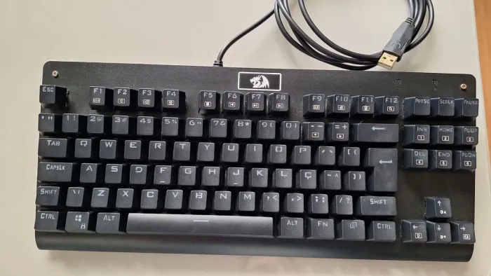 Teclado Mecânico Redragon Dark Avenger Preto Iluminação RGB Switch Brown