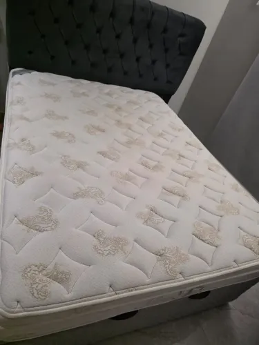 Vendo Colchão Simmons Hotel EXCELENTE estado com Box Baú Tamanho Casal Padrão 
